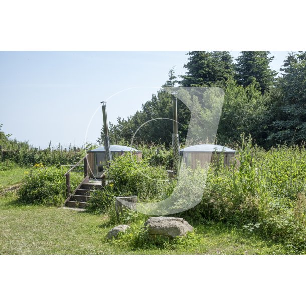 Vildmarksbade med 38 grader varmt vand og udsigt til hav og himmel ved Karpenhj Naturcenter p Mols