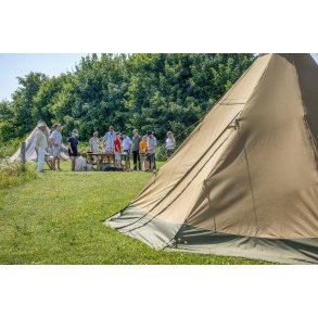 Bryllups gster skler i champagne ved Tipi p Karpenhj Naturcenter p Mols