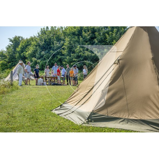 Bryllups gster skler i champagne ved Tipi p Karpenhj Naturcenter p Mols