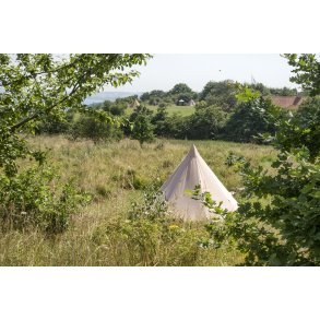 Tipi ved Karpenhj Naturcenter p Mols med Ebeltoft Vig i baggrunden