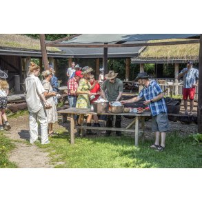 Kaffe og jordbrkage serveres ved bryllups arrangement p Karpenhj Naturcenter