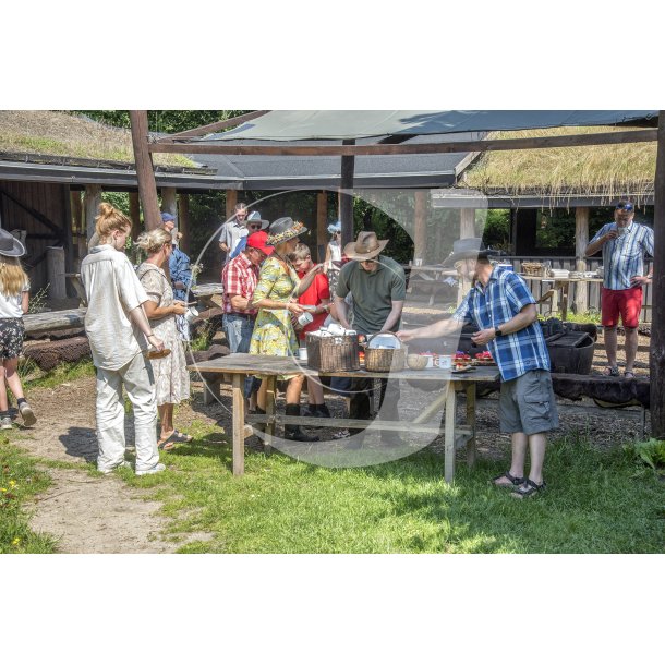 Kaffe og jordbrkage serveres ved bryllups arrangement p Karpenhj Naturcenter