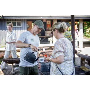 Kenneth Asmussen sknker kaffe lavet over bl til bryllupsgster p Karpenhj Naturcenter p Mols