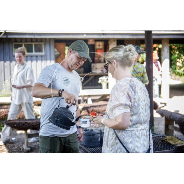 Kenneth Asmussen sknker kaffe lavet over bl til bryllupsgster p Karpenhj Naturcenter p Mols