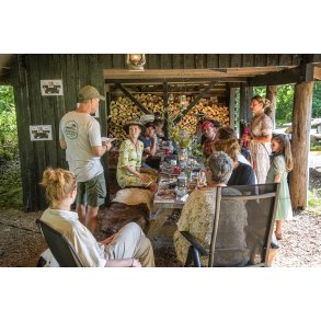 Kenneth Asmussen fra Karpenhj Naturcenter orienterer et bryllups selskab om dagens arrangement