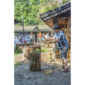 Tr klves som forberedelse til blmad ved bryllups arrangement p Karpenhj Naturcenter p Mols