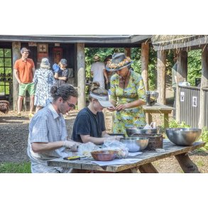 Kyllinger og kryderier gres klar til stegning over bl p Karpenhj Naturcenter p Mols