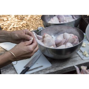 Hvidlg pilles inden kyllinger skal steges over bl p Karpenhj Naturcenter p Mols