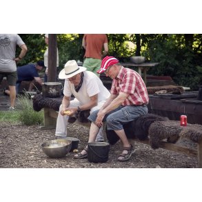 Bryllups gster skrller kartofler ved arrangement p Karpenhj Naturcenter p Mols