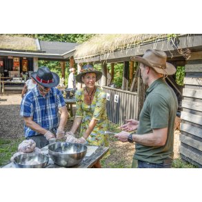 Kyllinger og kryderier gres klar til stegning over bl p Karpenhj Naturcenter p Mols