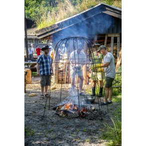 Kyllinger hnges op til stegning over bl p Karpenhj Naturcenter p Mols