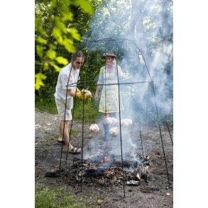 Kyllinger hnges i stativ over bl ved Karpenhj Naturcenter p Mols