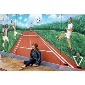 Vibeke Soelberg st�r bag dette v�rk, som hun laver med unge ved Vejerslev idr�tsplads