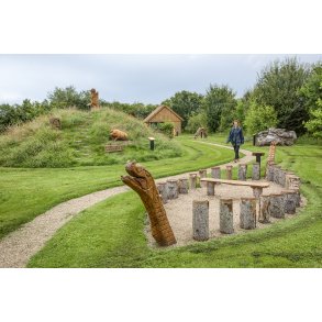 I landsbyen Vejerslev ved Kongensbro og Guden�en, har lokale opbygget den mytologisk park 