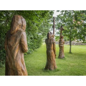 De udsk�rne munke ved Vejerslev Kirke, viser stedet hvor Vejerslev Kloster var placeret