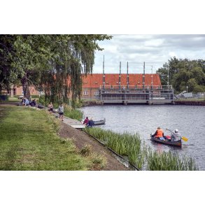 Ophalingssted for kano og kajakker ved Energimuseet for enden af Tange s og Gudenen