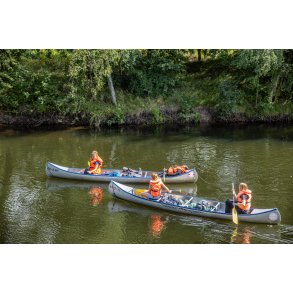 Kanoer ved istningsstedet tt p Tangevrket/Energimuseet, hvor Gudenen fortstter fra Tange S