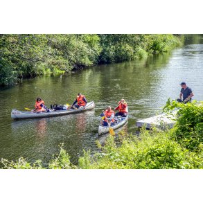 Kanoer ved istningsstedet tt p Tangevrket/Energimuseet, hvor Gudenen fortstter fra Tange S