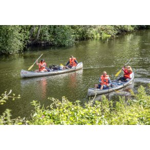 Kanoer ved istningsstedet tt p Tangevrket/Energimuseet, hvor Gudenen fortstter fra Tange S