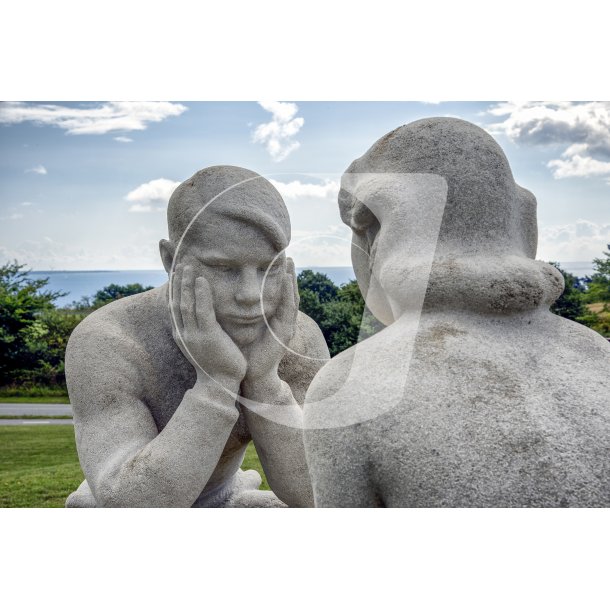 Skulptur "Siddende unge mennesker" af Johannes Hansen p Fuglscenteret i Nationalpark Mols Bjerge