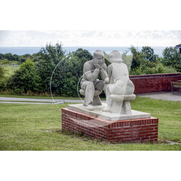 Skulptur "Siddende unge mennesker" af Johannes Hansen p Fuglscenteret i Nationalpark Mols Bjerge