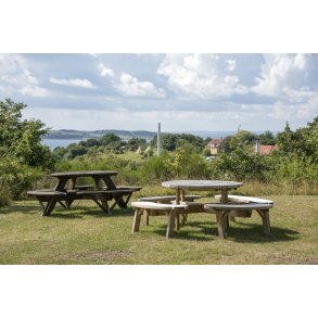 Borde ved Hotel Fuglescentret i Nationalpark Mols Bjerge. Karpenhj Naturcenter i baggrunden