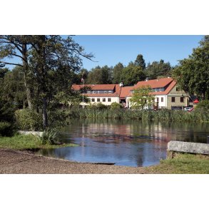 Sl�bested for b�de og kanoer overfor Kongensbro kro ved Guden�en