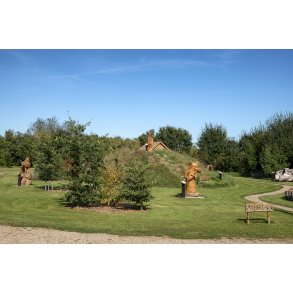 I landsbyen Vejerslev ved Kongensbro og Guden�en, har lokale opbygget den mytologisk park 