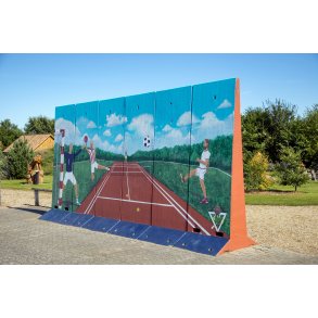 Vibeke Soelberg st�r bag dette v�rk, som hun lavede med unge ved Vejerslev idr�tsplads og 