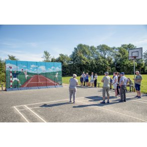 Fernisering p� Vibeke Soelberg's v�rk, som hun lavede med unge ved Vejerslev idr�tsplads og 