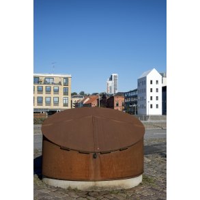 Randers City set fra havnen mod �stervold med h�jhus og Ingvar Cronhammars Red Fall