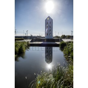 Regnvandsbassinet p� �stervold i Randers med Ingvar Cronhammars Redfall i baggrunden