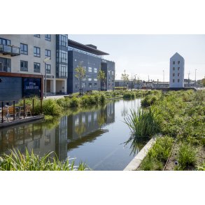 Regnvandsbassinet p� �stervold i Randers med Ingvar Cronhammars Redfall i baggrunden