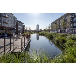 Regnvandsbassinet p� �stervold i Randers med Ingvar Cronhammars Redfall i baggrunden