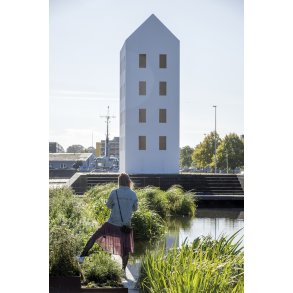 Regnvandsbassinet p� �stervold i Randers med Ingvar Cronhammars Redfall i baggrunden