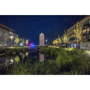 Regnvandsbassinet p� �stervold i Randers med Ingvar Cronhammars Redfall i baggrunden