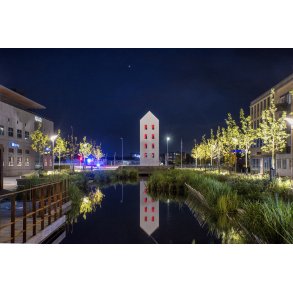 Regnvandsbassinet p� �stervold i Randers med Ingvar Cronhammars Redfall i baggrunden