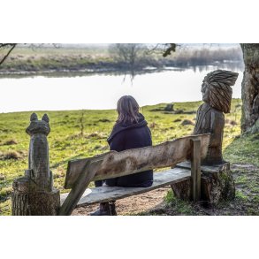 Heidi sidder p� en b�nk og nyder Guden�en og for�ret i Lang� Egeskov.