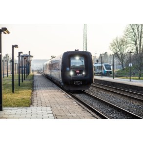 IC3 fra Aarhus og Arriva tog fra Viborg, ankommer til Lang� station p� samme tid
