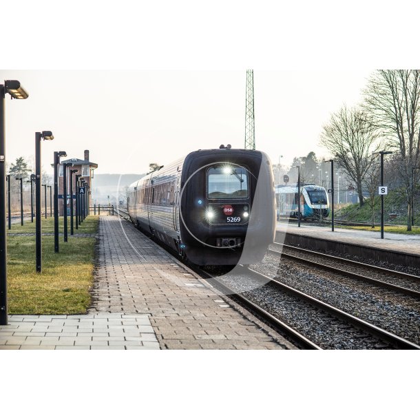 IC3 fra Aarhus og Arriva tog fra Viborg, ankommer til Lang station p samme tid