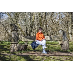 Zina Jensen Maar nyder en for�rsdag ved tr�sk�rer arbejde i Lang� Egeskov ved Guden�en