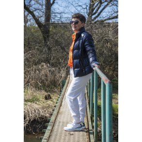 Zina st�r p� den lille bro over Lille�en ved udl�bet i Guden�en ved jernbanebroerne i Lang�