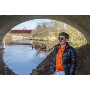 Zina Jensen Maar nyder naturen ved jernbanebroerne ved Guden�en i Lang�