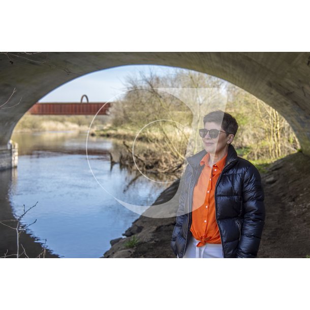 Zina Jensen Maar nyder naturen ved jernbanebroerne ved Gudenen i Lang