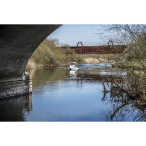 Motorb�d i Guden�en ved jernbanebroerne i Lang�