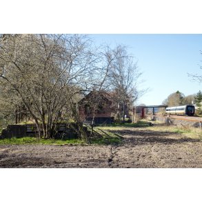 IC3 tog k�rer forbi den nu nedlagte station i Laurbjerg. L�sserampe i forgrunden, foran gl. pakhus