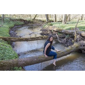 Heidi nyder for�rssolen i skoven ved den gl. jernbane i Laurbjerg. �en l�ber sammen med Lille�en