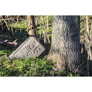 V�ltet afstandssten ved den nedlagte jernbane fra Laurbjerg mod Bramming