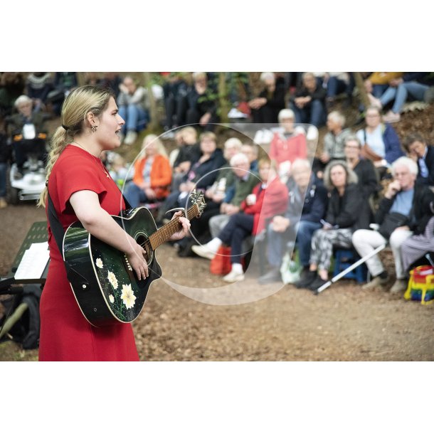 Anastasia Steffensen spiller ved "Giber  Kulturdages" koncert ved Giber 