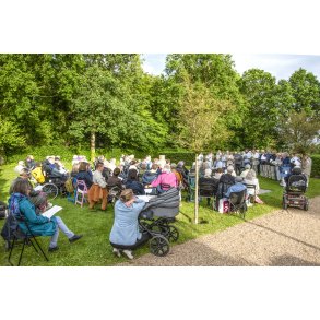 Chrysilliskoret synger p� Beder kirkeg�rd